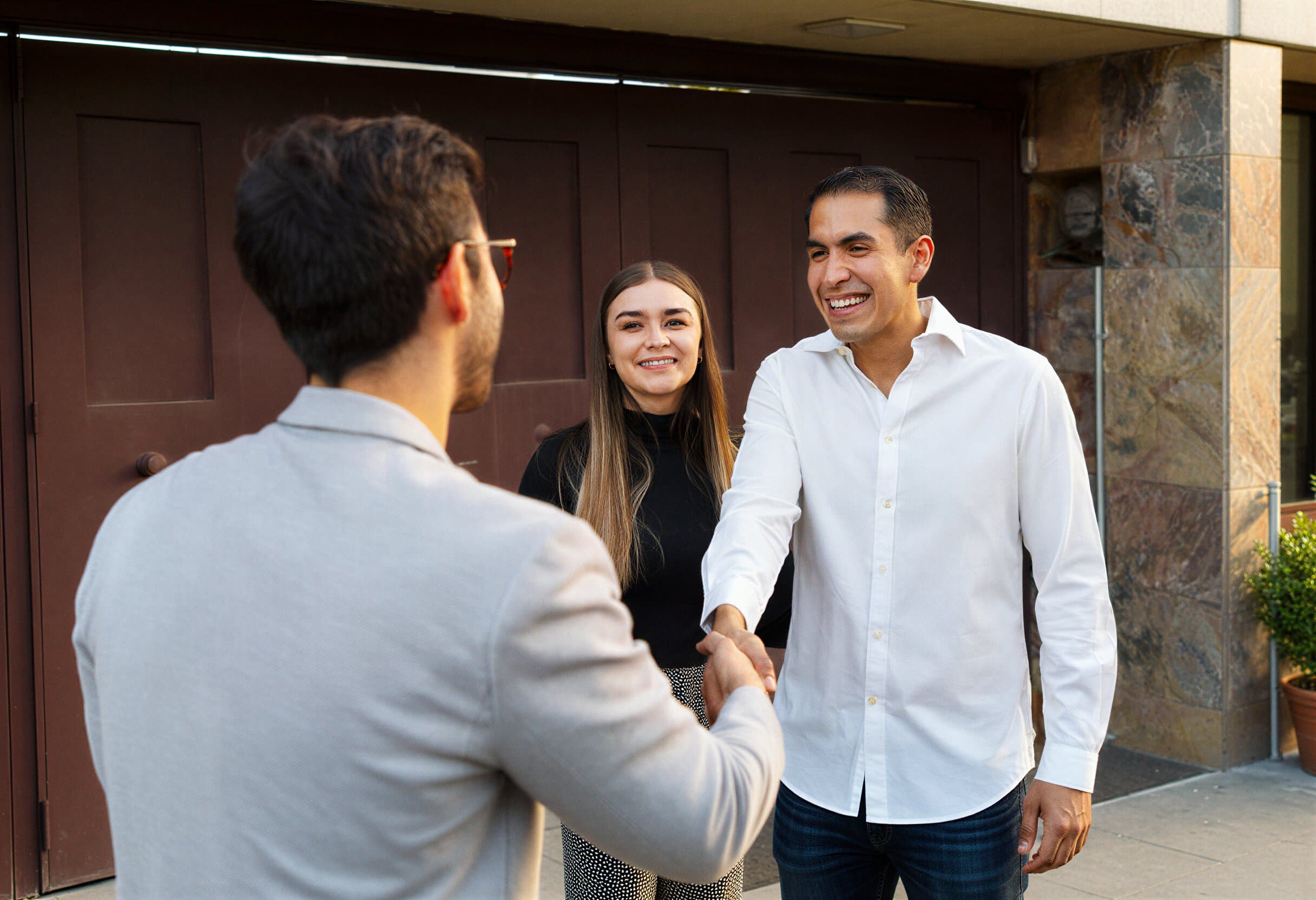 Asesor mostrando propiedades en Rentazuela