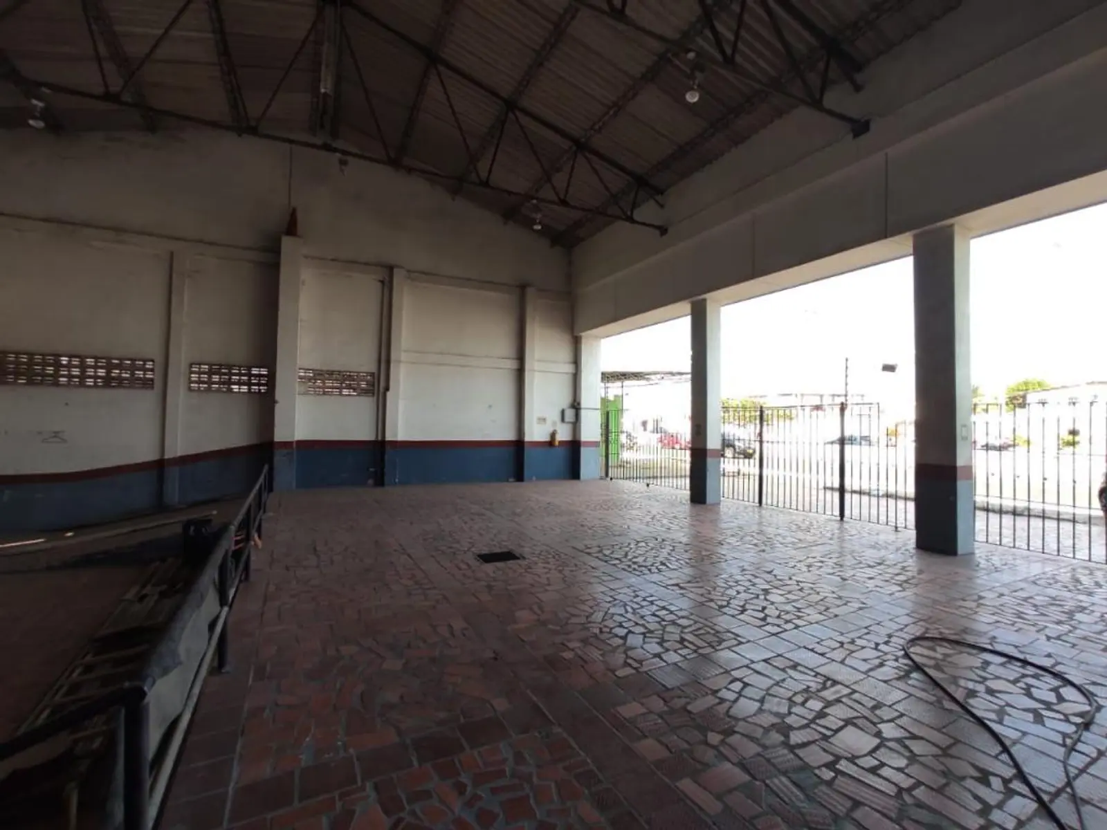 Galpón Comercial / Taller Ideal para pequeñas empresas de servicios o talleres.