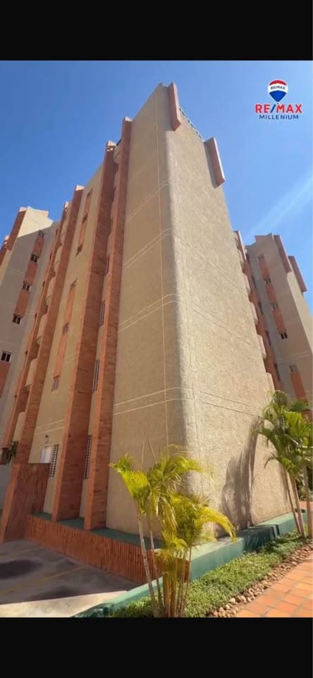 APARTAMENTO EN ALQUILER EN EDIF. PEQUEÑA EUROPA AV. BELLA VISTA - Foto 2