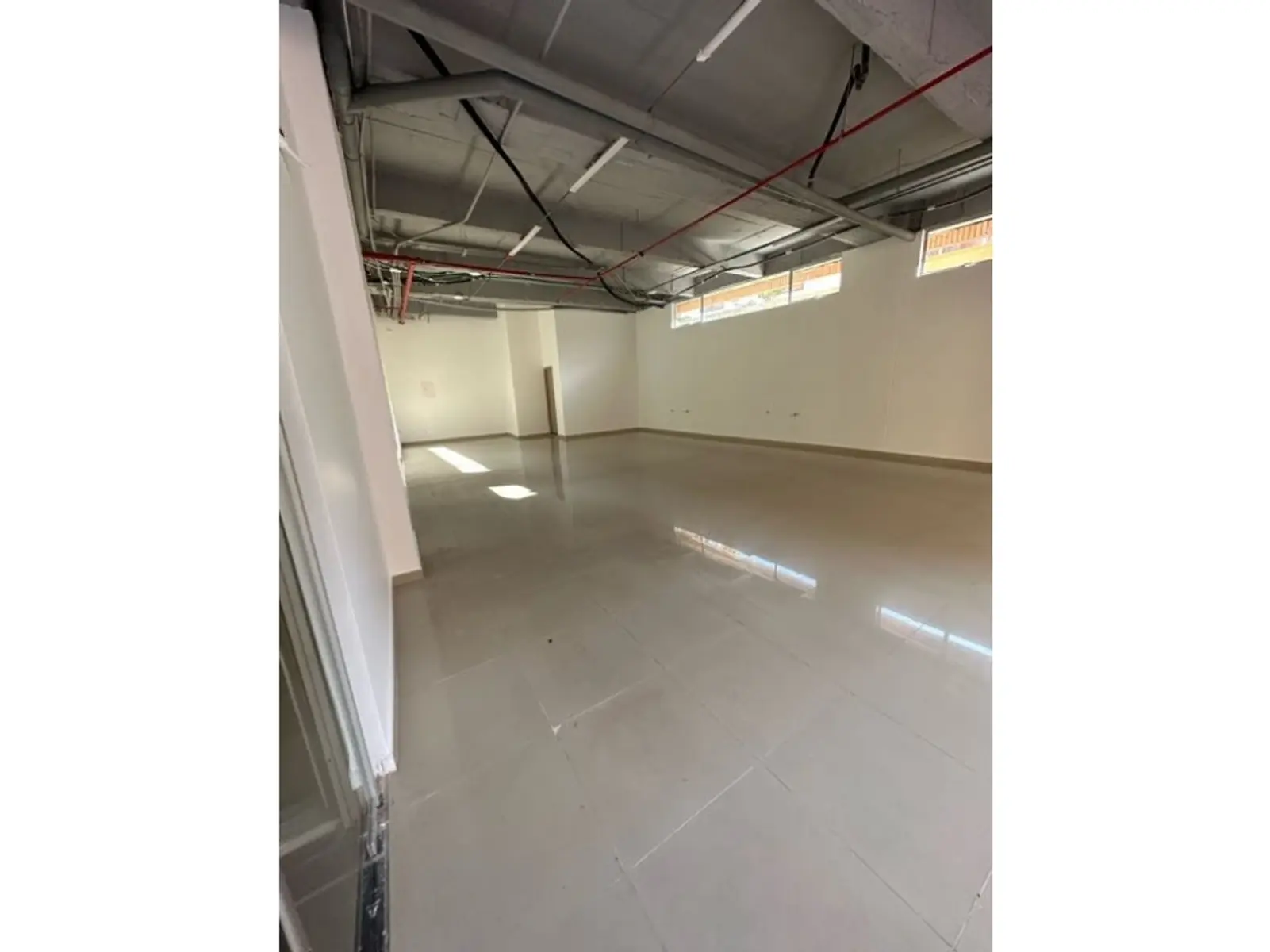 Un local para comercios que necesitan alta visibilidad en una de las avenidas principales. - Foto 1