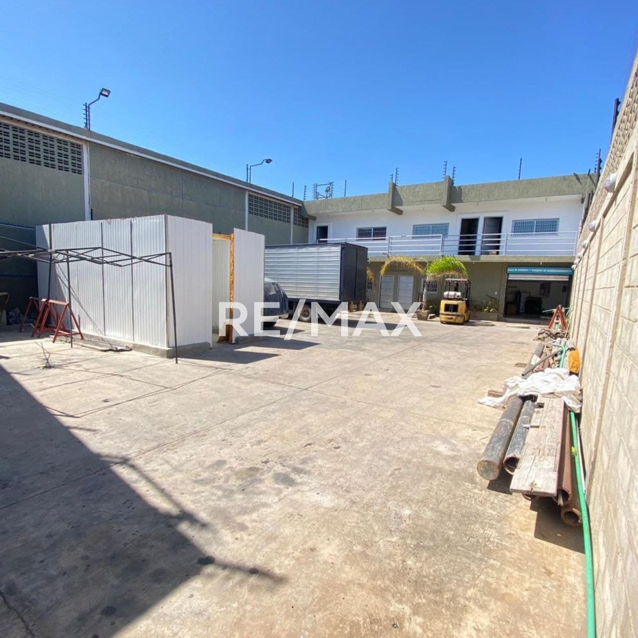 SE VENDE GALPÓN ABIERTO CON LOCALES COMERCIALES Y OFICINAS ZONA OESTE DE MARACAIBO - Foto 2